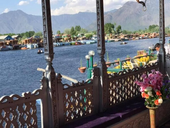 Property grounds - Young Bombay Group Of Houseboats (Srinagar)