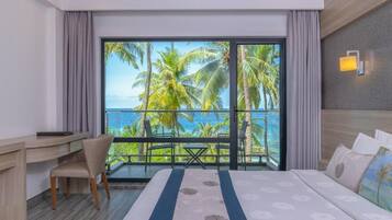 Una habitación de hotel con un ventanal grande, una cama, un escritorio y una silla.