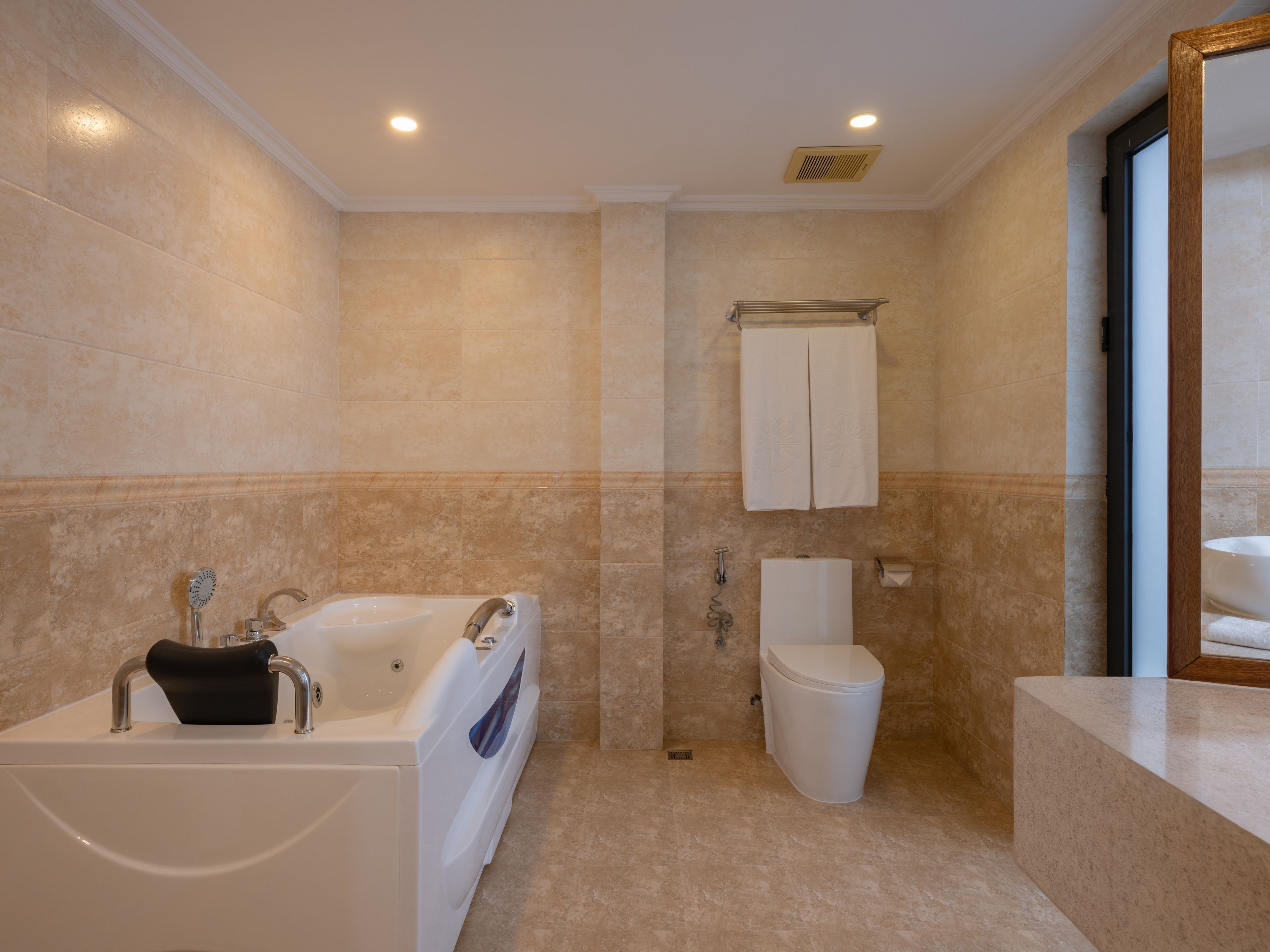 Un baño con bañera, inodoro y ducha.