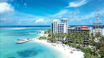 Di pantai, pasir putih, tuala pantai