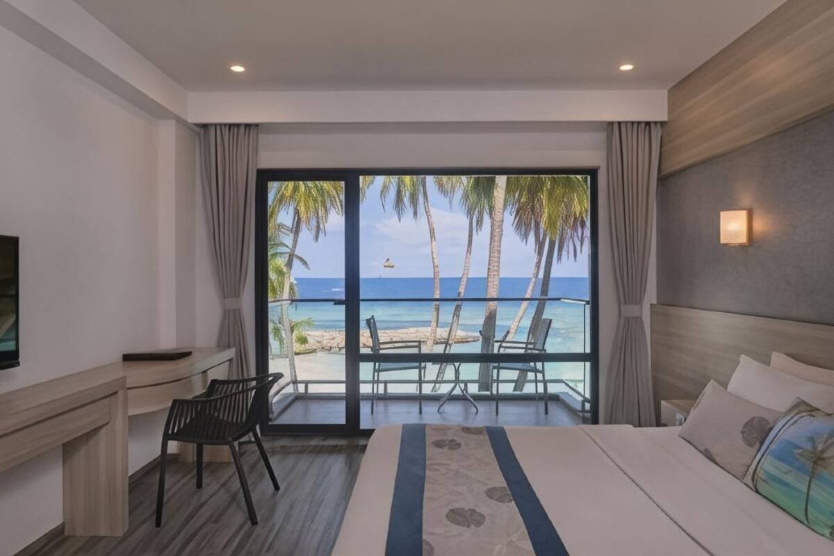 Chambre Double Deluxe, balcon, vue mer | Minibar, coffres-forts dans les chambres, bureau