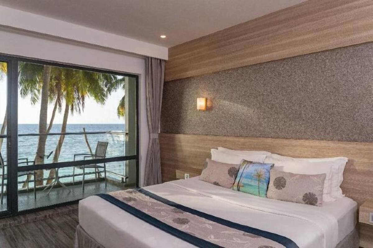 Minibar, caja de seguridad en la habitación y escritorio 