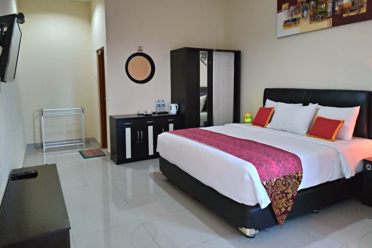 Deluxe Double Room | Premium bedding, desk, soundproofing, free WiFi