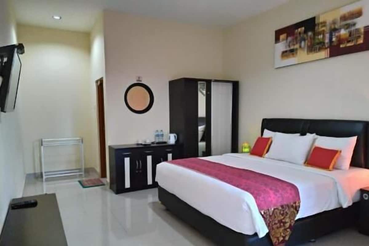 Premium bedding, desk, soundproofing, free WiFi