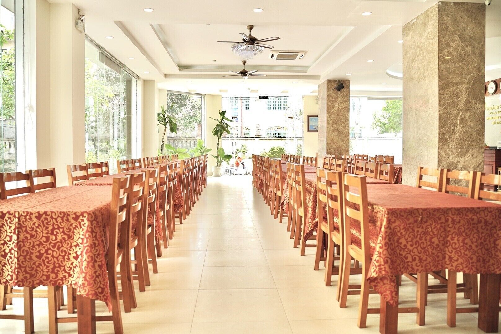 2 nhà hàng, phục vụ bữa sáng, bữa trưa, bữa tối, đặc sản địa phương 