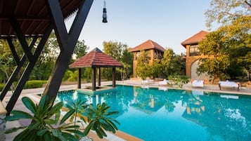 Swim-up bar