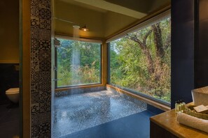 Villa | Badkamer | Een douche, gratis toiletartikelen, een haardroger, pantoffels