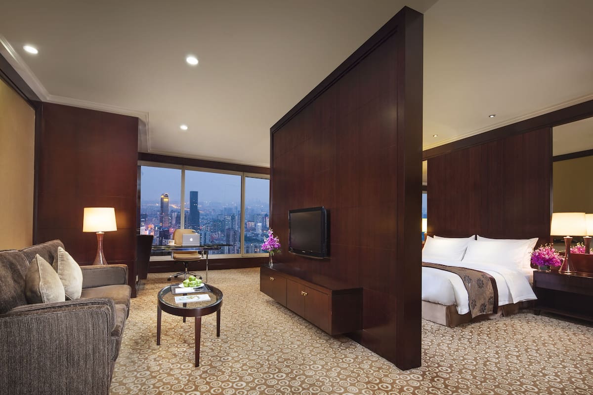 Panoramic Suite | Premium bedding, free minibar items, in-room safe, desk