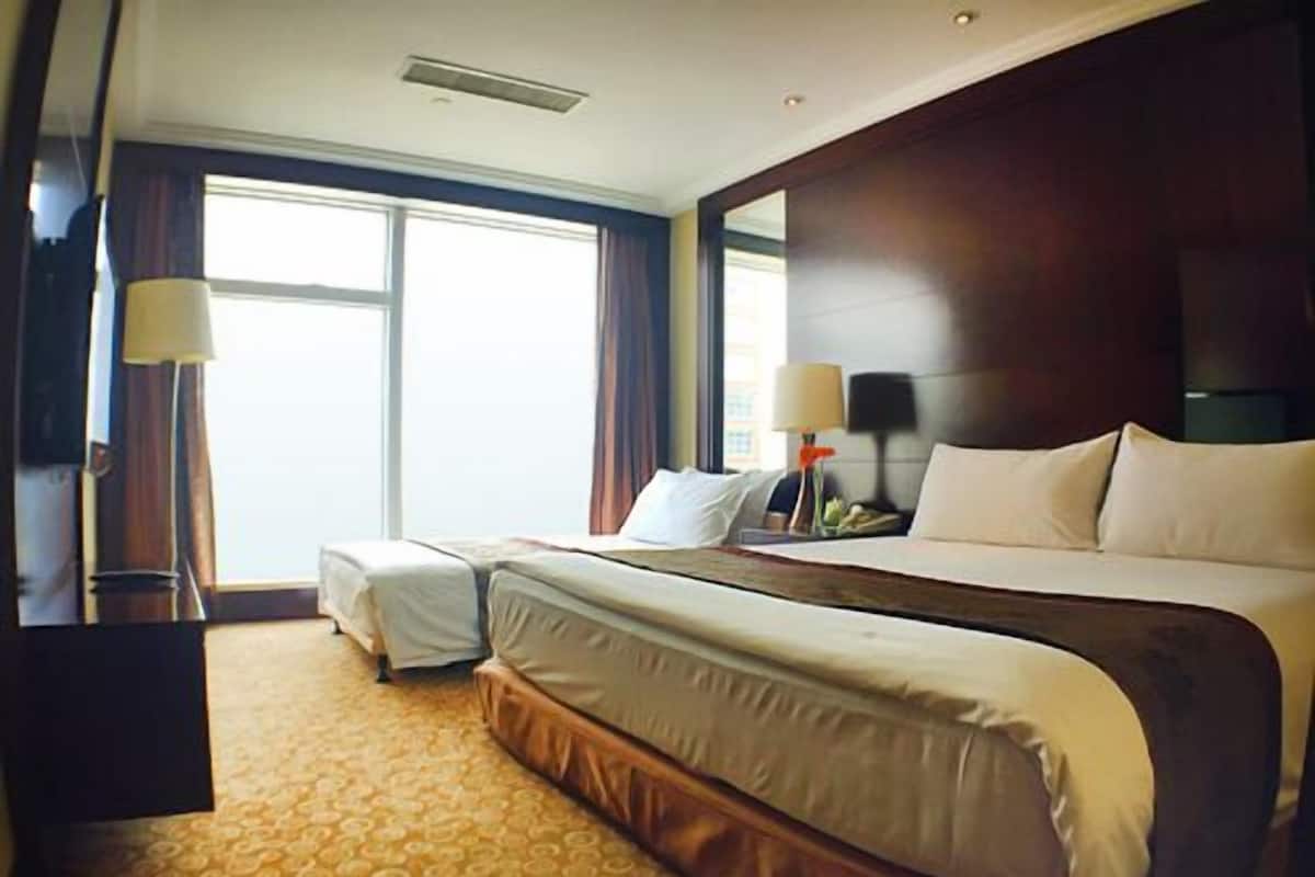 Family Suite | Premium bedding, free minibar items, in-room safe, desk