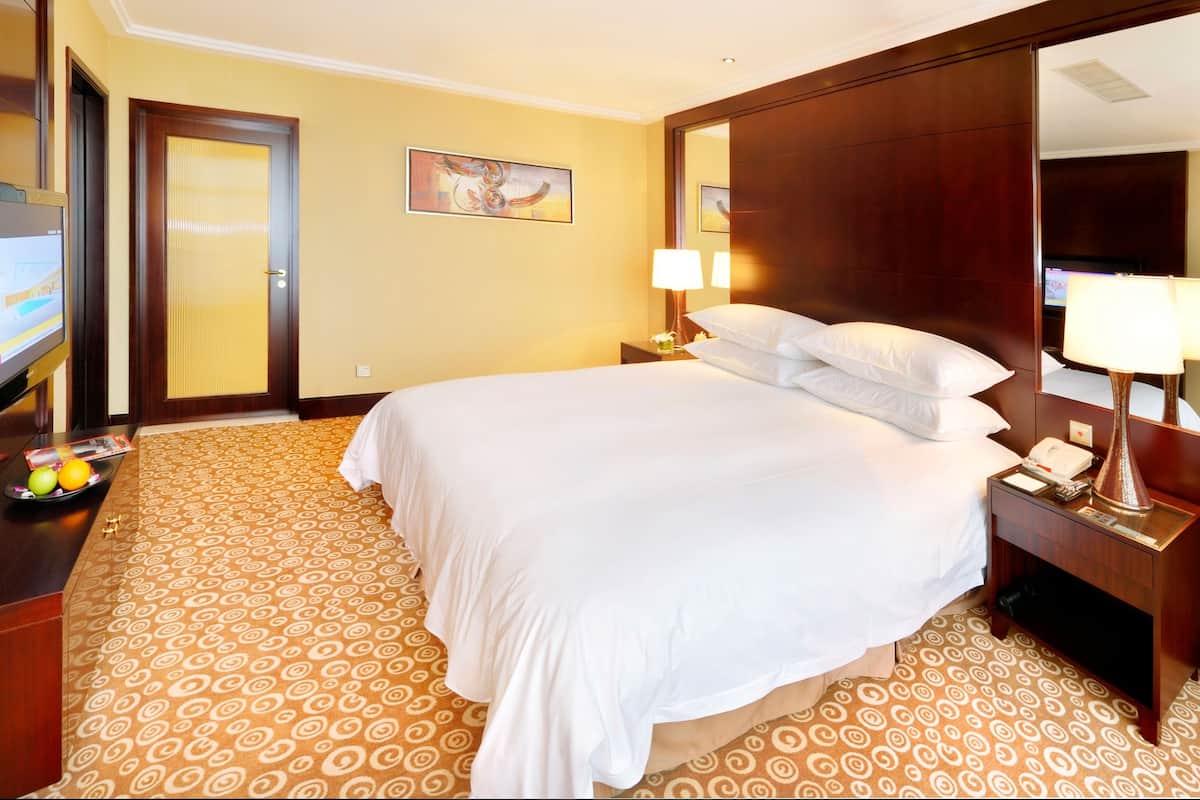 Superior Suite | Premium bedding, free minibar items, in-room safe, desk