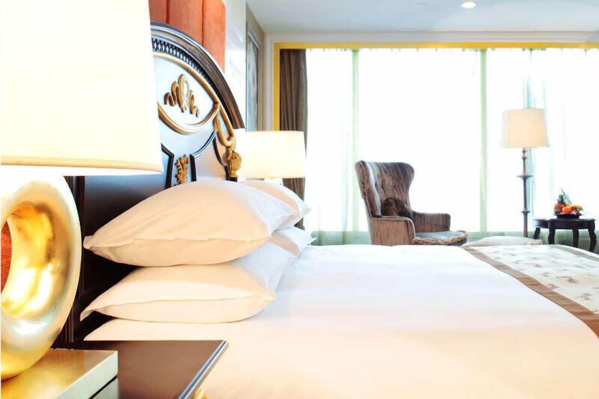 Executive Suite | Premium bedding, free minibar items, in-room safe, desk