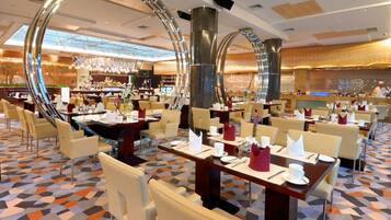 Daily buffet breakfast (CNY 128 per person)