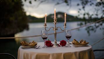 Couplesโ dining