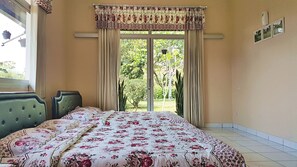 3 bedrooms, desk, rollaway beds, free WiFi - Vila Bunga Merah Gelatik (Lembang)