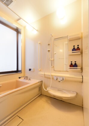 Quarto tradicional, banheiro compartilhado (Japanese Style) | Banheiro | Produtos de toalete grátis, chinelos, bidê, toalhas de banho