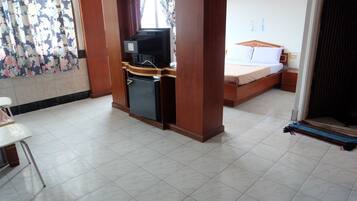 Deluxe Room | Desk, free WiFi