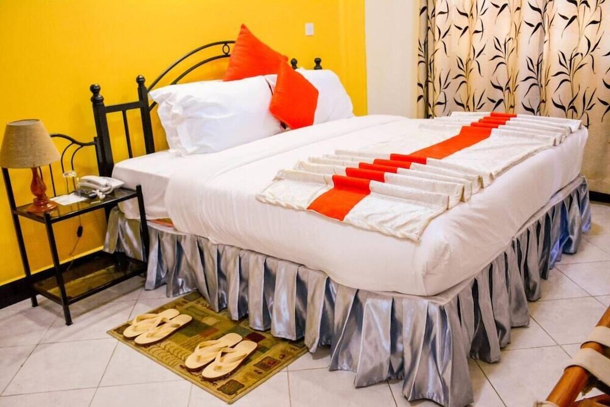 Cofres nos quartos, Wi-Fi de cortesia, roupa de cama