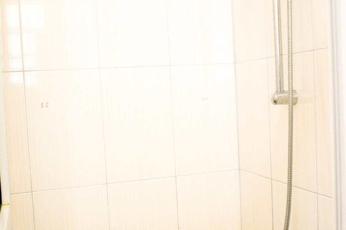 deluxe twin room | bathroom | shower, free toiletries, hair dryer, towels