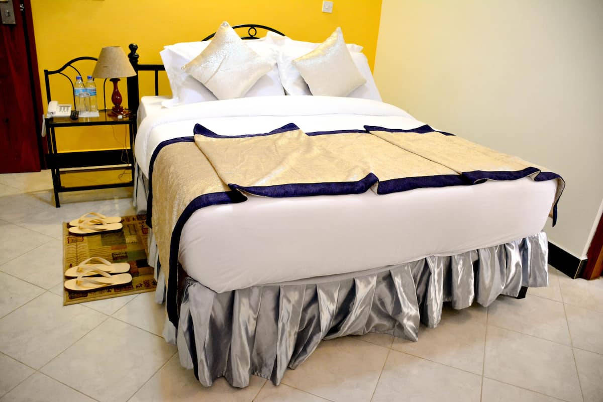 standard double room, 1 queen bed, garden view | 1 bedroom, in-room safe, free wifi, bed sheets