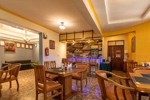 Se sirven desayunos, almuerzos, cenas y cocina local e internacional