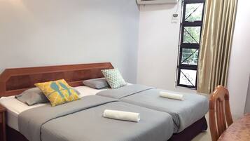 Habitación con 2 camas individuales, 2 camas individuales, con acceso para personas discapacitadas | Ropa de cama de alta calidad y escritorio