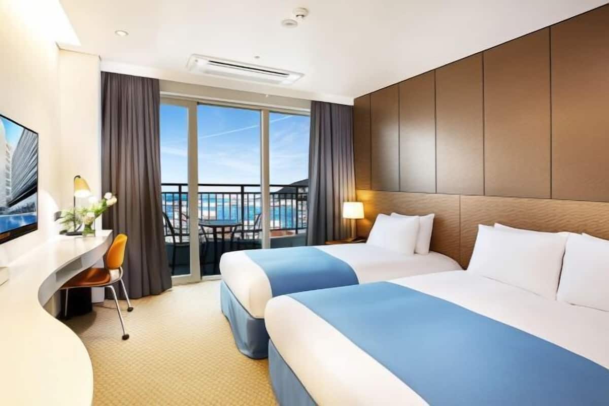 Premium bedding, in-room safe, blackout curtains, free WiFi