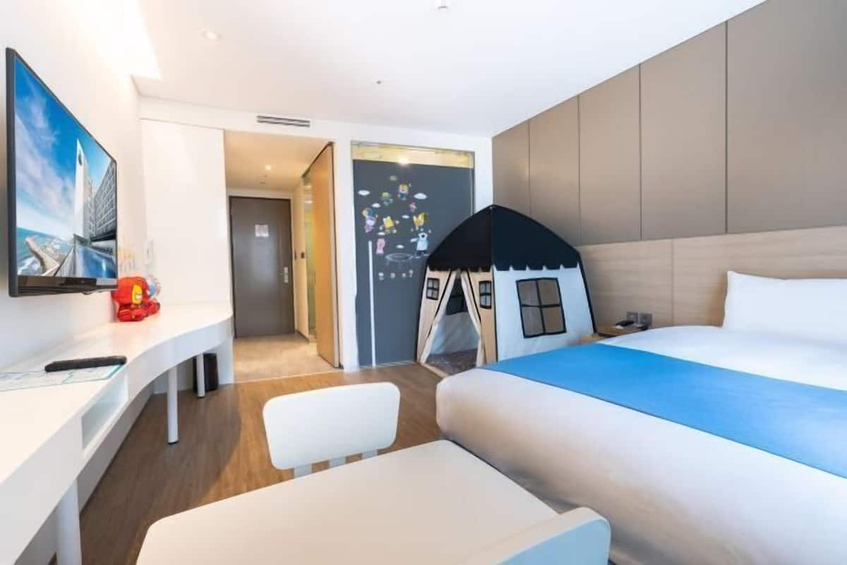 Premium bedding, in-room safe, blackout curtains, free WiFi