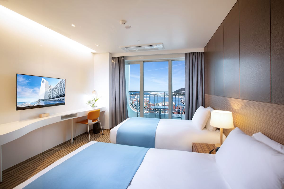 Premium bedding, in-room safe, blackout curtains, free WiFi