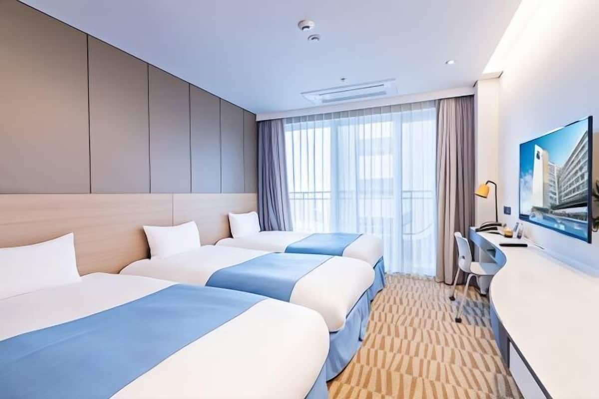 Premium bedding, in-room safe, blackout curtains, free WiFi