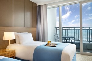 Premium bedding, in-room safe, blackout drapes, free WiFi