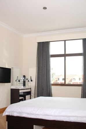 Desk, iron/ironing board, free cribs/infant beds, free WiFi - The Panari Residence (Nairobi)