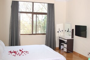 Bureau, fer et planche à repasser, lit de bébé (gratuit)