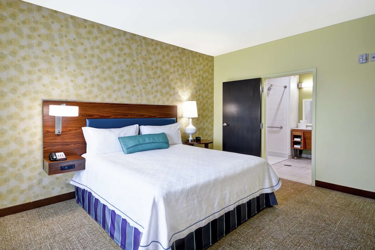Suite, 1 cama King size, para no fumadores (Mobility & Hearing, Roll-in Shower) | Ropa de cama hipoalergénica y edredón