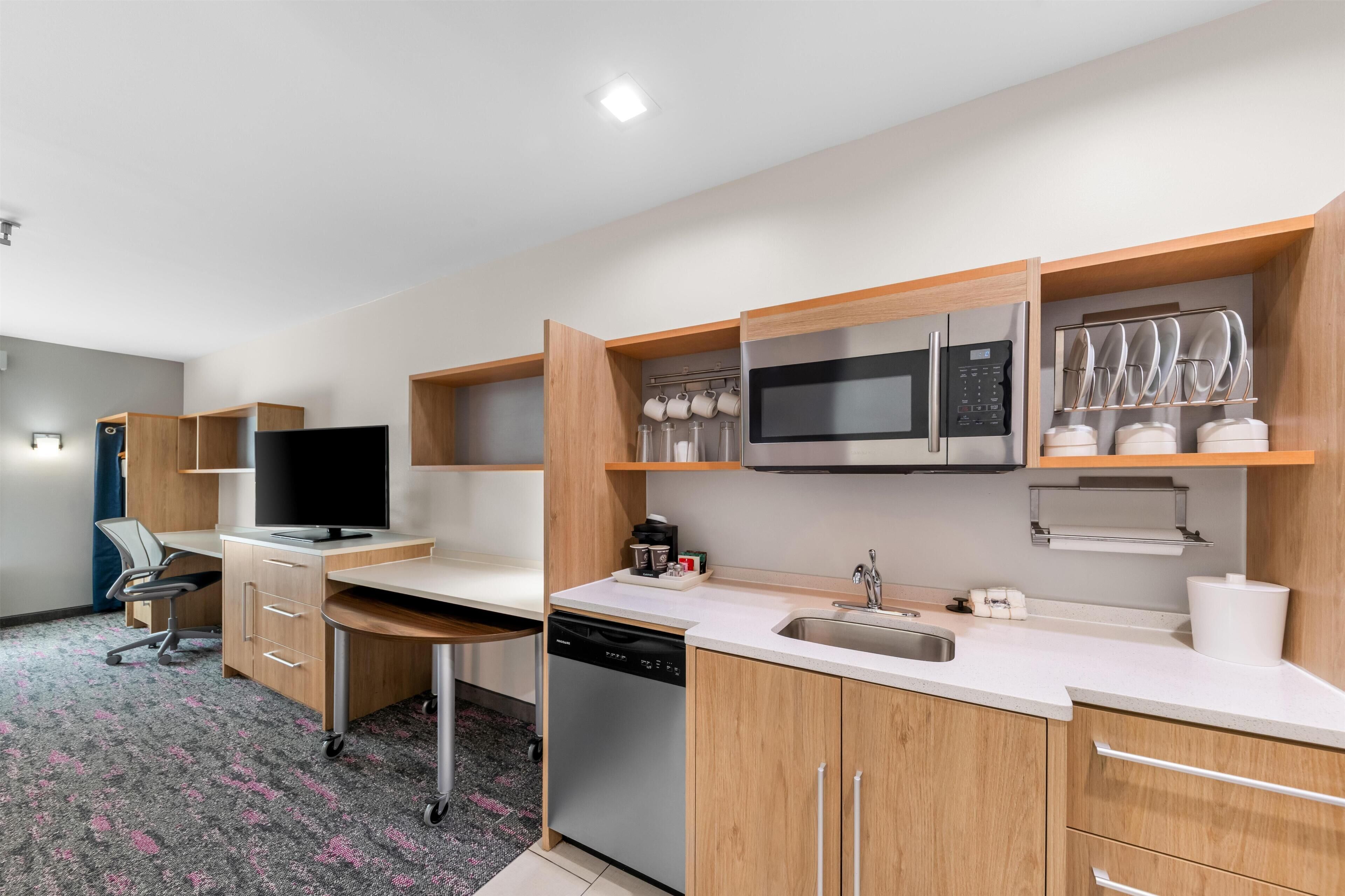 Studio Suite, 1 King Bed, Non Smoking | Private kitchen
