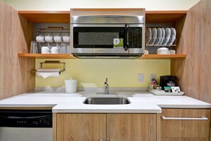 Refrigerador, microondas, lavavajillas y cafetera y tetera 