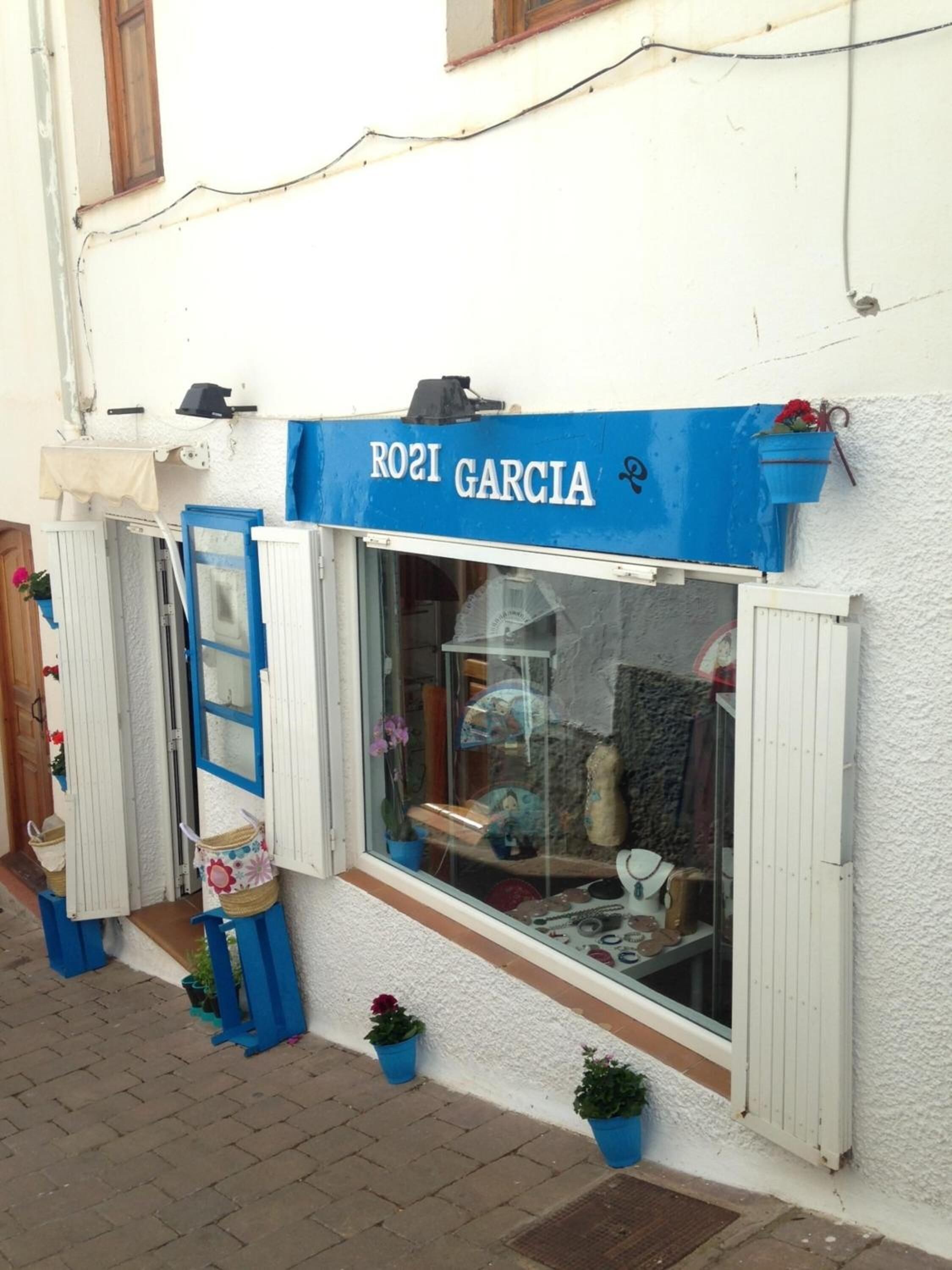 Een etalage met een blauw luifel en de naam 'RO21 GARCIA'.