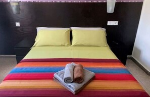 Escritorio, cortinas blackout, wifi gratis y ropa de cama 