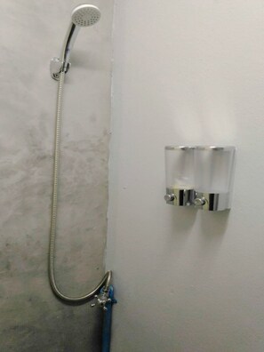 Shower, free toiletries, towels - Krabi Bed Sleep Hotel (Krabi)