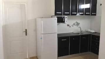 Apartment, 1 Bedroom, Kitchenette | Private kitchen | Fridge, coffee/tea maker, cookware/dishes/utensils