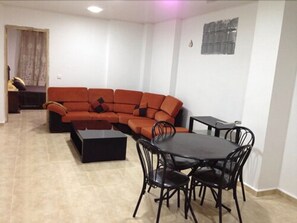 Lägenhet - 1 sovrum - pentry | Vardagsrum | 32-tums platt-tv med satellitkanaler och tv