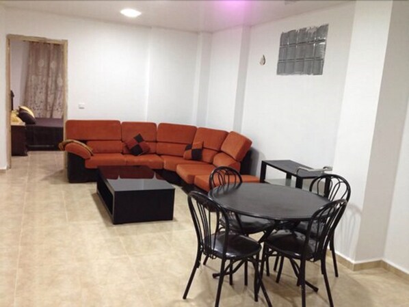 Apartment, 1 Bedroom, Kitchenette | Living room