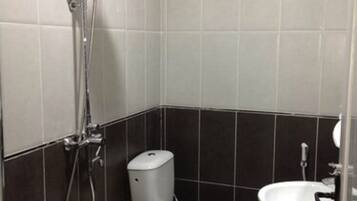 Appartement, 1 chambre, cuisinette | Salle de bain | Douche, séchoir à cheveux, serviettes fournies