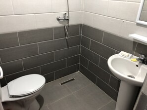 Double or Twin Room | Bathroom | Shower, hair dryer, towels