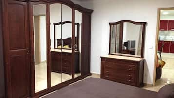 Apartemen, 1 kamar tidur, dapur kecil | 1 kamar tidur, tirai kedap cahaya, dan setrika/meja setrika