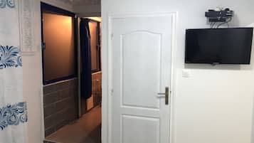 Kamar Double atau Twin | 1 kamar tidur, tirai kedap cahaya, dan setrika/meja setrika