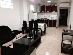 Leilighet, 1 soverom, tekjøkken | Oppholdsrom | En 32-tommers Flatskjerm-TV med Parabol-TV samt TV