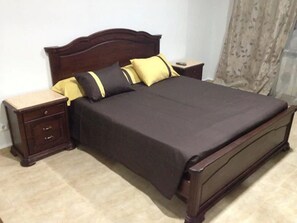 Apartemen, 1 kamar tidur, dapur kecil | 1 kamar tidur, tirai kedap cahaya, dan setrika/meja setrika