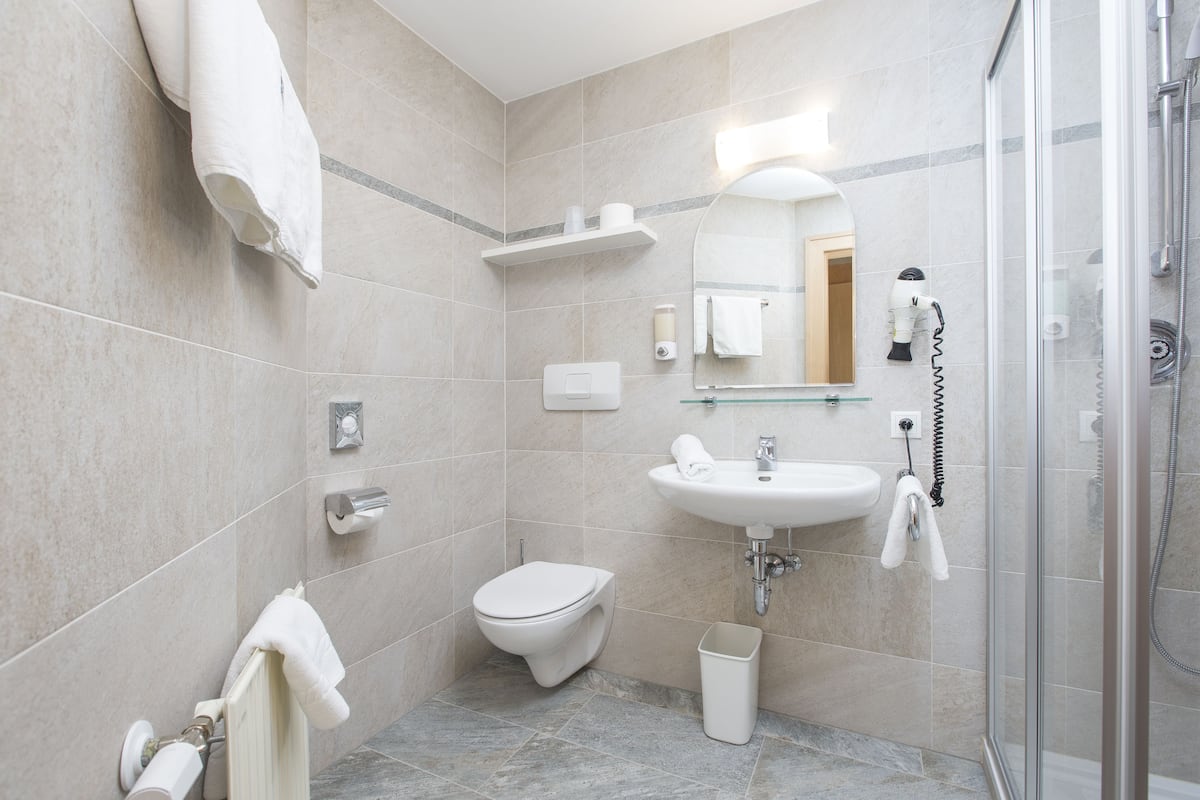 junior suite, balcony | bathroom | shower, free toiletries, hair dryer, towels
