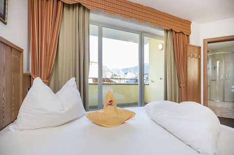 Single Room | Hypo-allergenic bedding, down comforters, in-room safe, desk