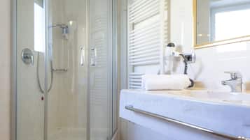 Camera singola | Bagno | Doccia, soffione a pioggia, set di cortesia gratuito, asciugacapelli
